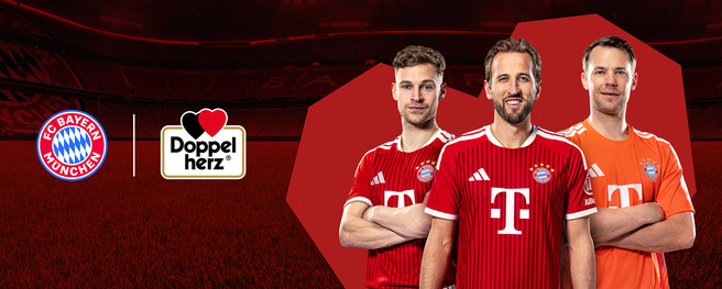 Trois joueurs de football portant des maillots du FC Bayern Munich se tiennent côte à côte sur un terrain de football. Le premier joueur est en maillot rouge avec le logo de l'équipe, le deuxième porte un maillot semblable et le troisième est en orange. Des logos de sponsors apparaissent sur le côté.